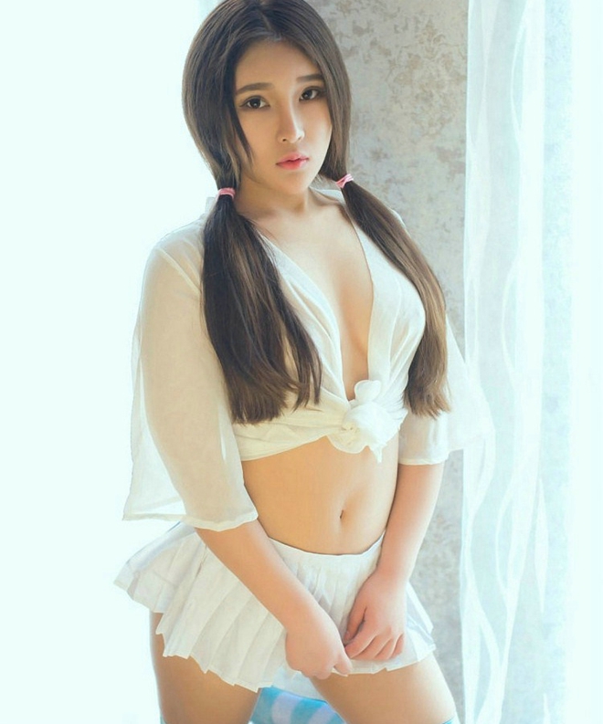 性感萌妹子白皙腰身爆乳巨臀惹火销魂诱惑私房写真
