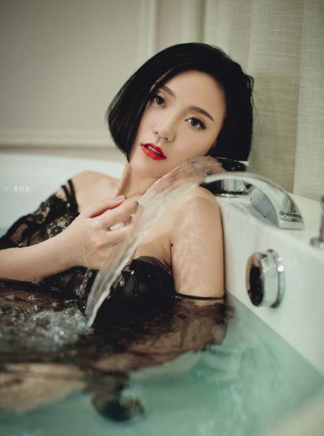 性感娇艳红唇短发美女私房浴缸透明蕾丝美乳销魂诱人写真