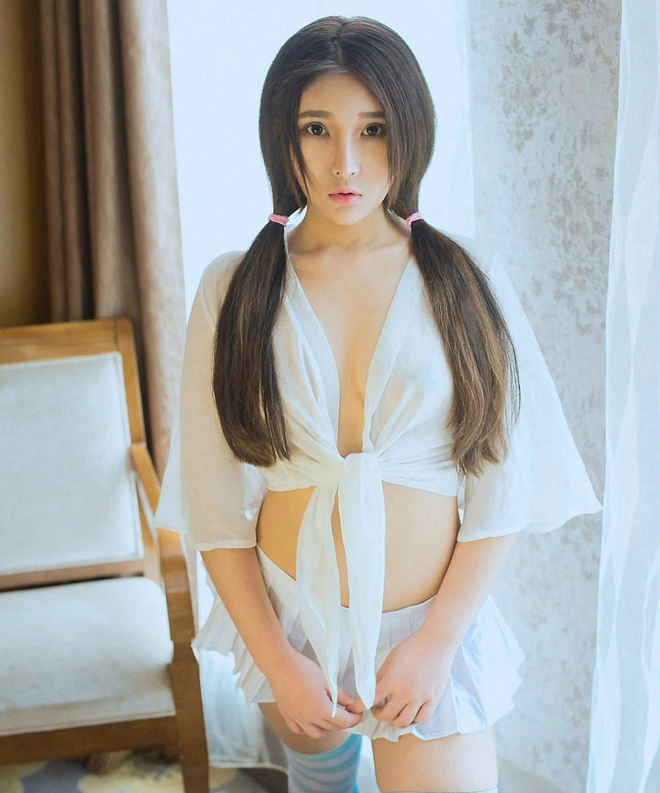 性感萌妹子白皙腰身爆乳巨臀惹火销魂诱惑私房写真