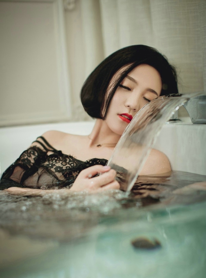 性感娇艳红唇短发美女私房浴缸透明蕾丝美乳销魂诱人写真