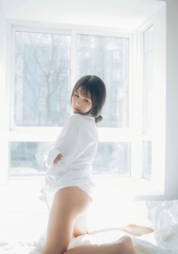 清纯美女七宝夏美姊妹花居家床上撩人姿势诱惑写真