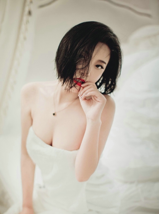 性感娇艳红唇短发美女私房浴缸透明蕾丝美乳销魂诱人写真