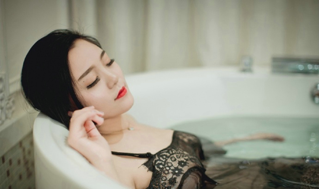 性感娇艳红唇短发美女私房浴缸透明蕾丝美乳销魂诱人写真