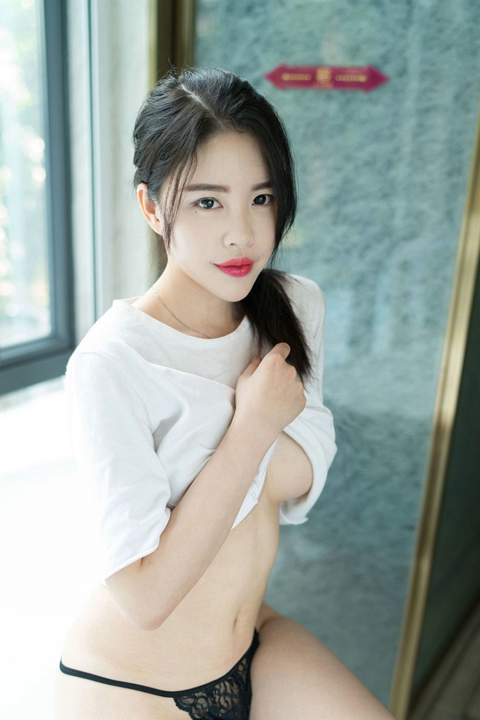 居家私房性感嫩模莉尔撩白色上衣露半球黑色蕾丝丁字裤撩人诱惑写真