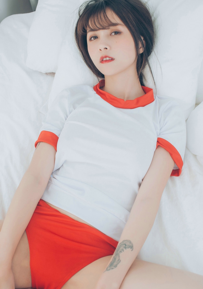 清纯美女七宝夏美姊妹花居家床上撩人姿势诱惑写真