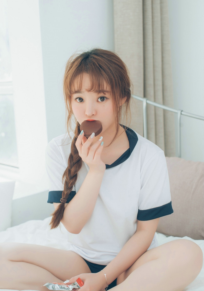 清纯美女七宝夏美姊妹花居家床上撩人姿势诱惑写真