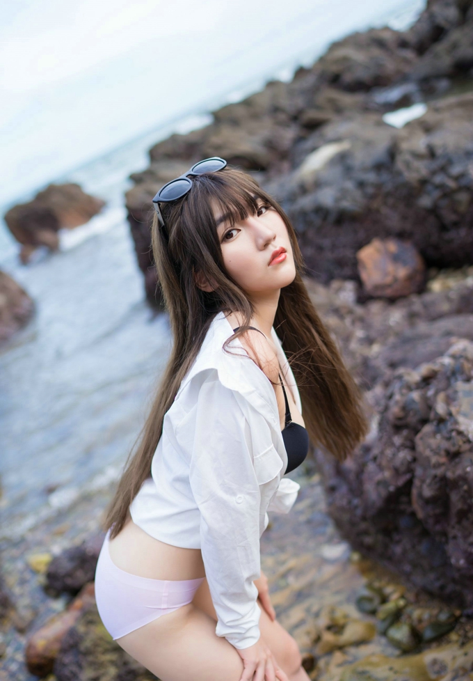 冷不丁沙滩海边风情内衣衬衫半脱诱惑迷人妩媚妖娆写真