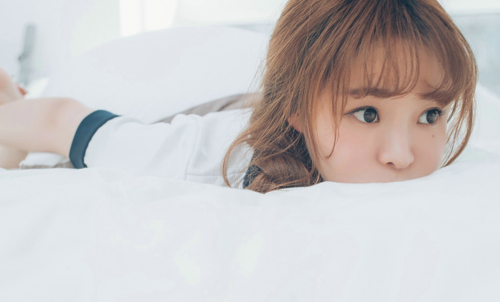 清纯美女七宝夏美姊妹花居家床上撩人姿势诱惑写真