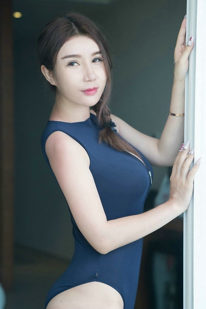 前凸后翘美女蓝色连体衣大胆户外火辣销魂诱人写真