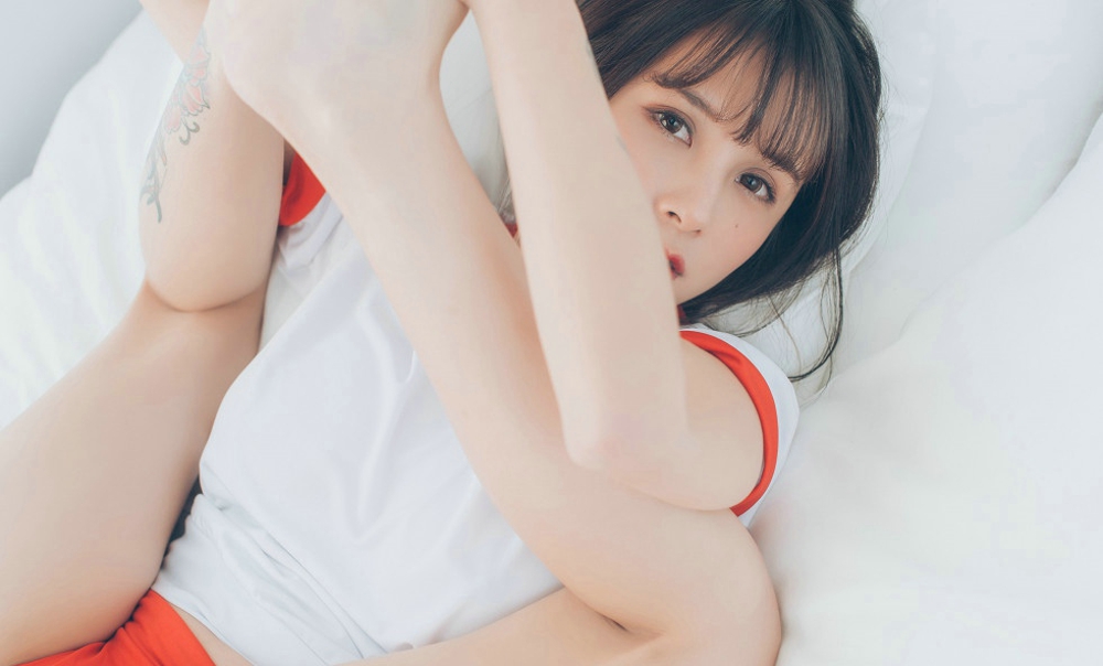 清纯美女七宝夏美姊妹花居家床上撩人姿势诱惑写真
