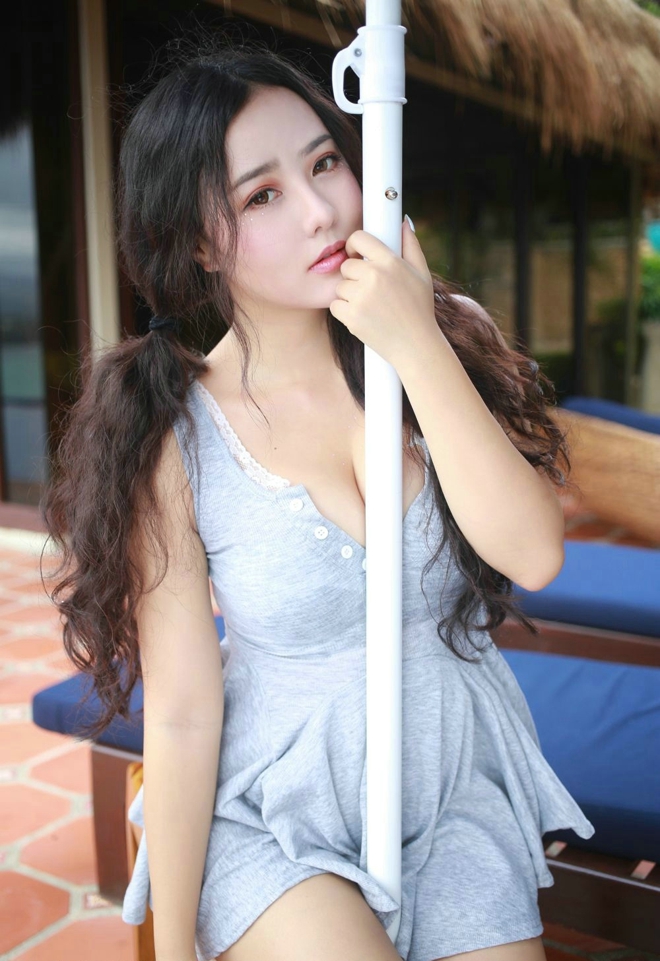 双马尾女神玛鲁娜淡蓝粗布秀火辣大奶销魂诱惑撩人室外写真