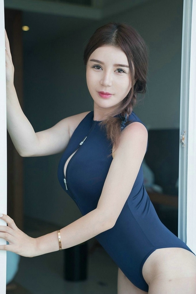 前凸后翘美女蓝色连体衣大胆户外火辣销魂诱人写真