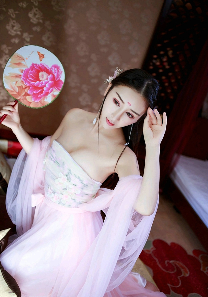 邹晶晶古典装豪乳诱惑迷人写真