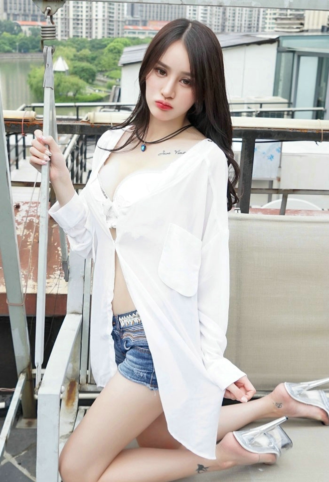 诱惑宅男清新性感气质美女Cheryl青树白色内衣火辣销魂诱惑写真