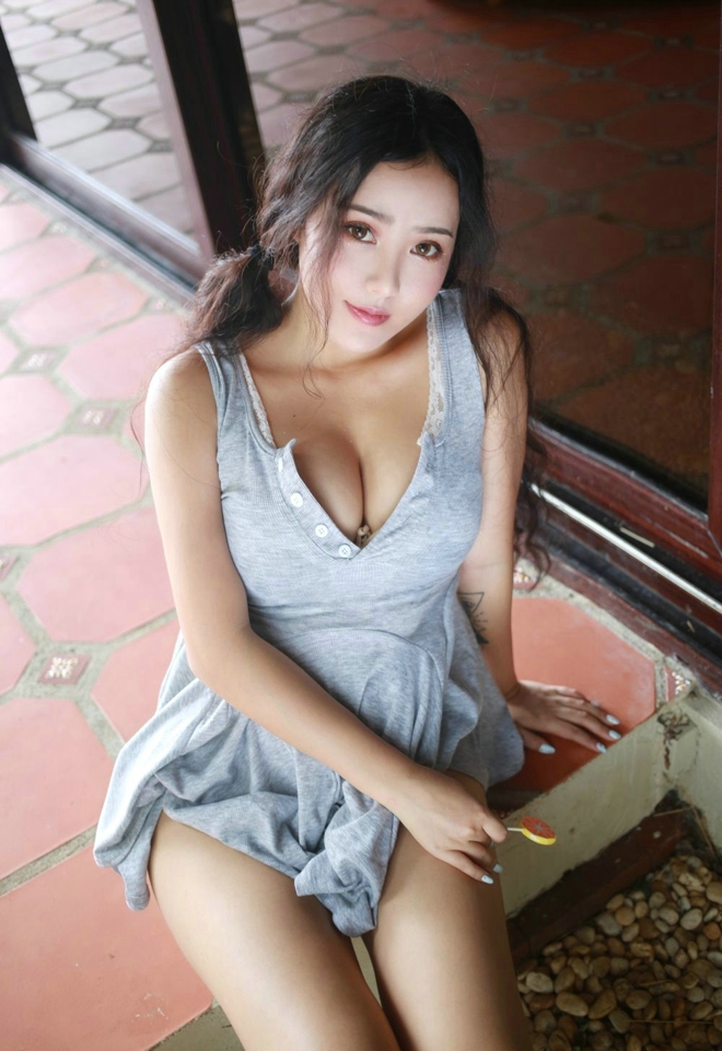 双马尾女神玛鲁娜淡蓝粗布秀火辣大奶销魂诱惑撩人室外写真
