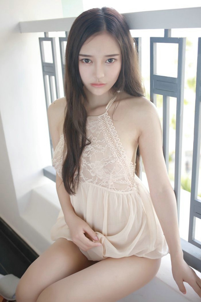 美乳依稀可见模范女神唐琪儿透视短裙高清娇媚诱人写真