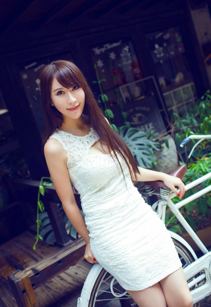 开胸连衣裙巨乳诱惑迷人模特艾惟性感气质美腿写真