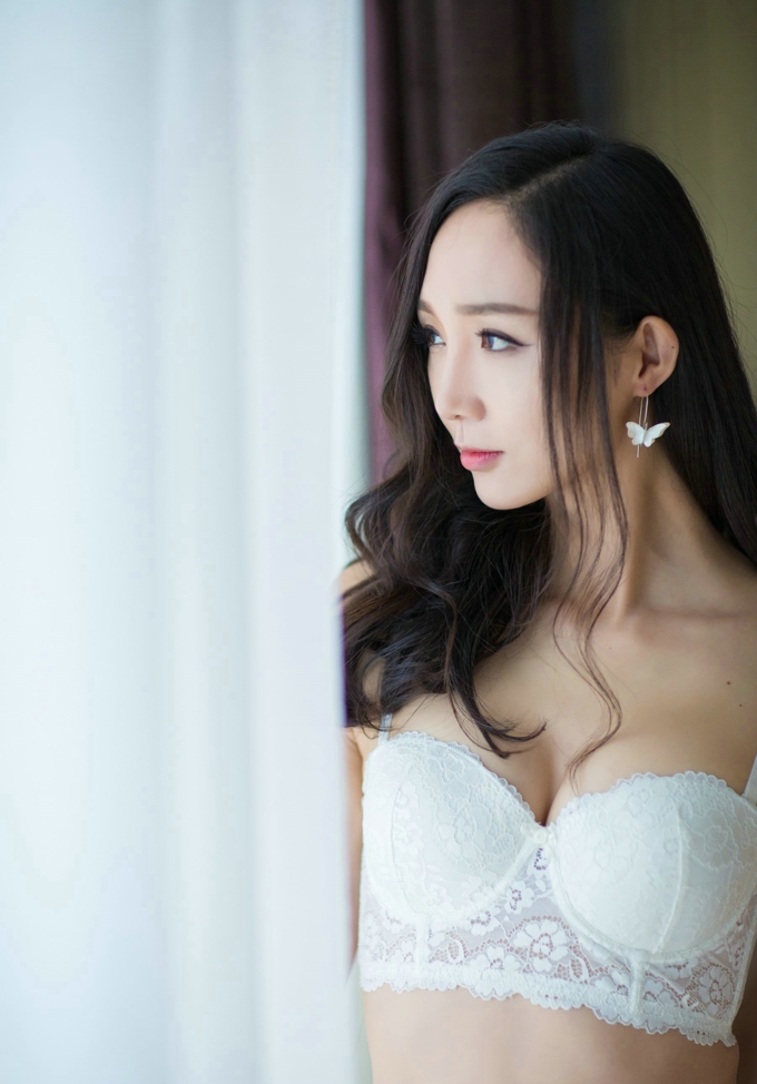 白色蕾丝内衣性感美乳诱惑女神蓓蓓maggie居家私房丰润翘臀写真