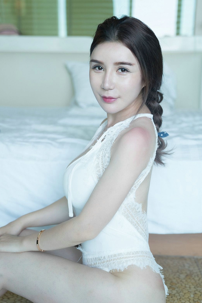 浴缸风情女神陈秋雨白色蕾丝性感爆乳诱惑翘臀迷人写真