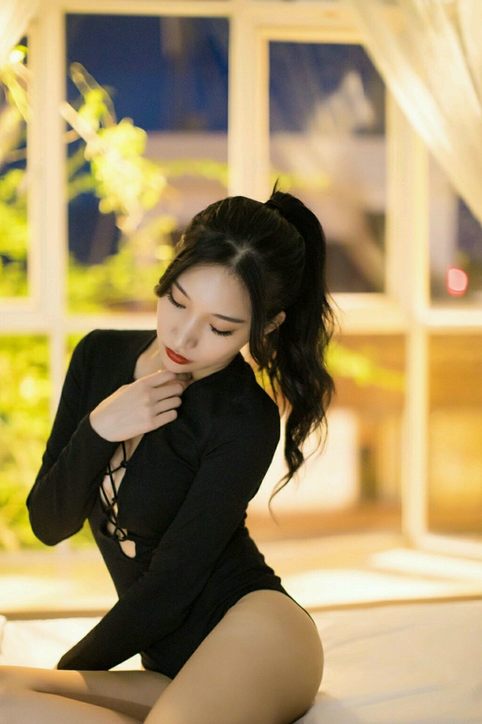 小狐狸Sica开胸衣性感美乳白嫩写真
