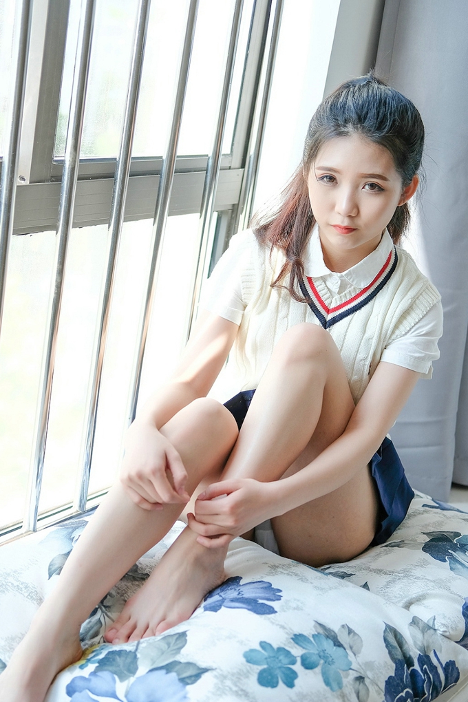 气质美女可爱的小叶子清纯诱惑学生制服迷人风情美腿写真
