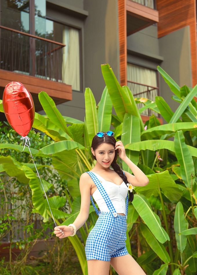 气质靓丽美女徐妍馨Mandy背带短裤白嫩大腿诱惑美乳清爽写真