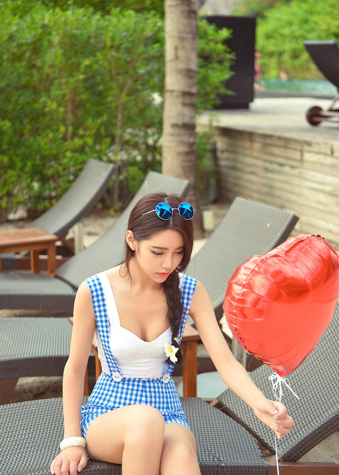 气质靓丽美女徐妍馨Mandy背带短裤白嫩大腿诱惑美乳清爽写真