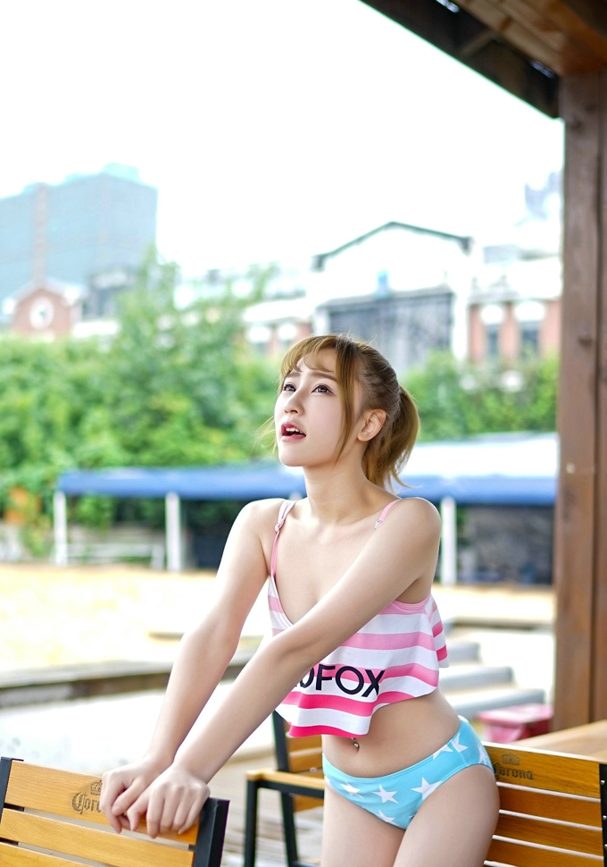 气质美女陈雨涵靓丽阳光背心美乳白嫩大腿诱惑勾魂写真