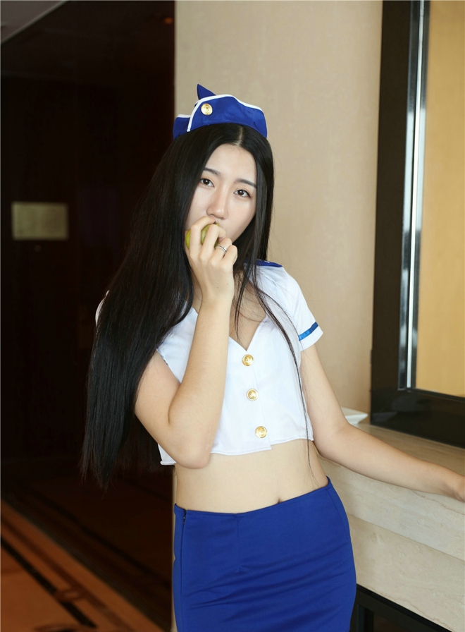性感娇艳私房空姐熙熙白净靓丽穿丁字裤诱惑写真