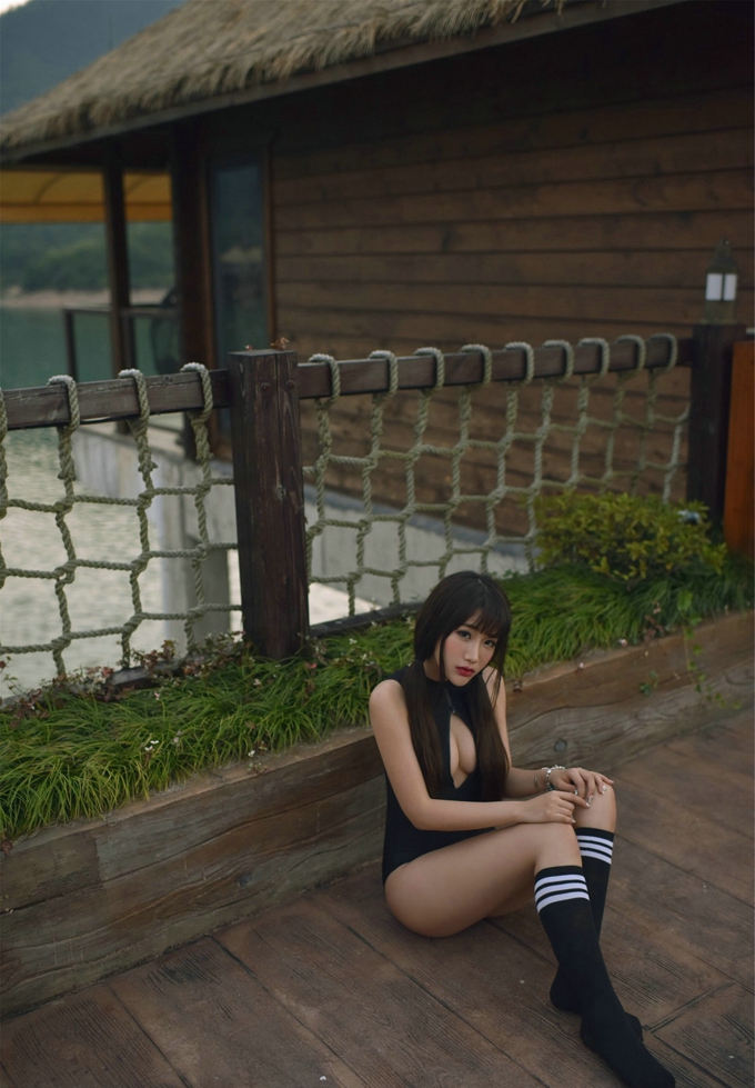 完美身材女神朱若慕连体黑色比基尼镂空爆乳性感写真