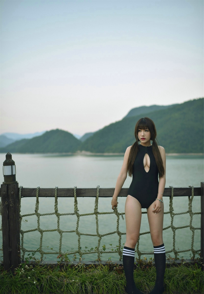 完美身材女神朱若慕连体黑色比基尼镂空爆乳性感写真