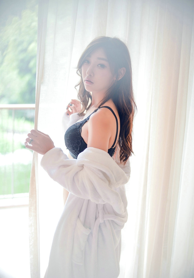 居家私房浴袍半脱内衣美乳性感诱人美女李筱乔JoJo气质写真