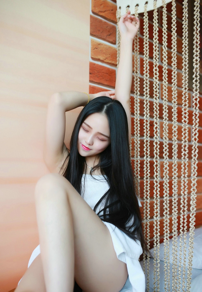 女神佩佩Cassie黑色蕾丝小内裤居家私房美腿翘臀写真