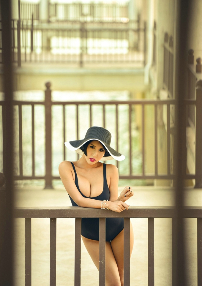 迷人死库水豪乳诱惑女神娜依灵儿性感勾魂翘臀火辣身材写真