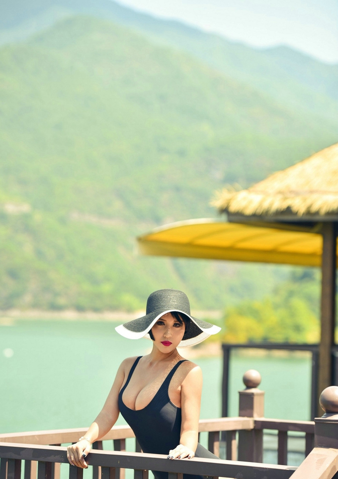 迷人死库水豪乳诱惑女神娜依灵儿性感勾魂翘臀火辣身材写真