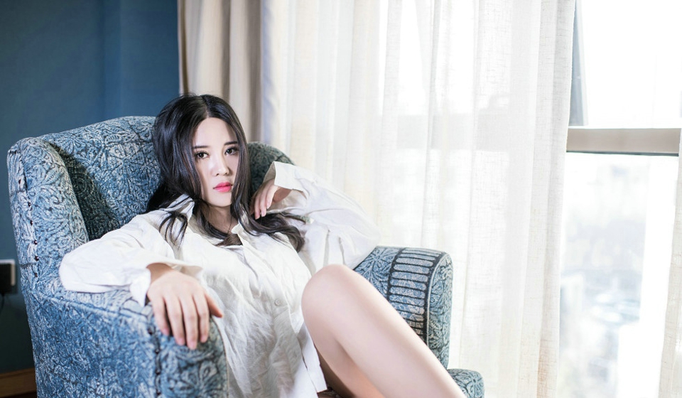嫩模可儿居家白衬衣秀白嫩美胸完美身材性感写真