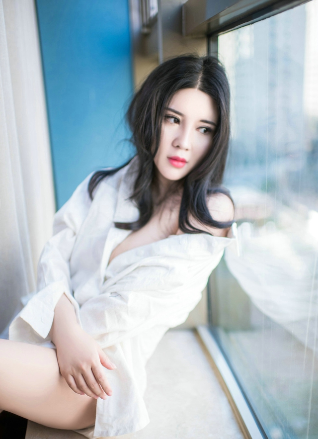 嫩模可儿居家白衬衣秀白嫩美胸完美身材性感写真