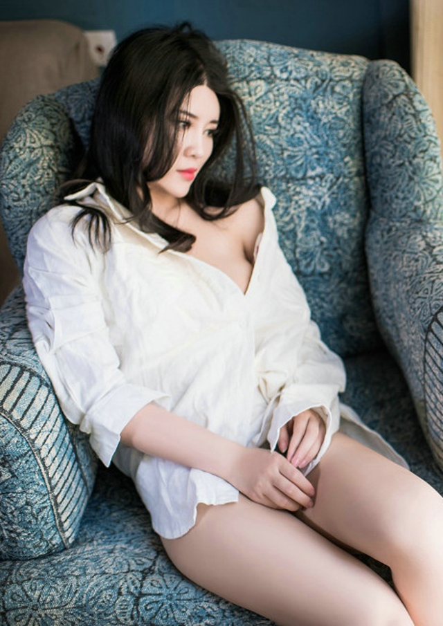 嫩模可儿居家白衬衣秀白嫩美胸完美身材性感写真