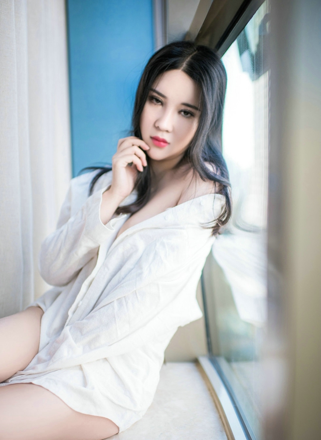 嫩模可儿居家白衬衣秀白嫩美胸完美身材性感写真