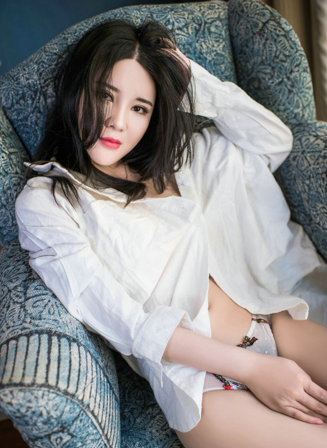 嫩模可儿居家白衬衣秀白嫩美胸完美身材性感写真