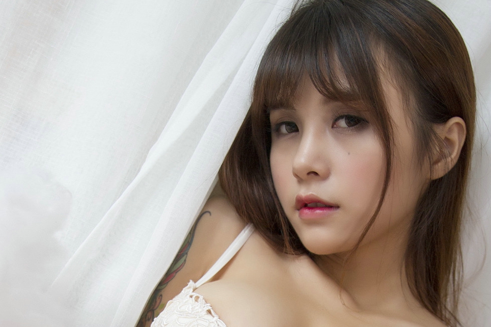 夏美酱捧花美少女白色内衣美乳迷人写真