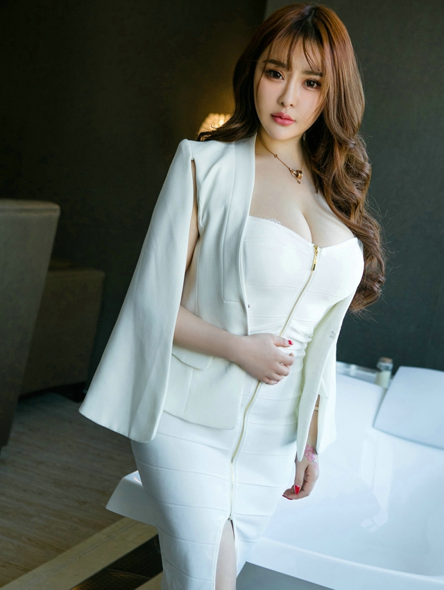 嫩模金baby居家粉红蕾丝内衣秀傲人美乳丰满翘臀诱惑写真