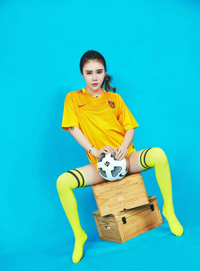 爱丽莎足球宝贝秀完美身材豪乳遮点极致诱惑写真