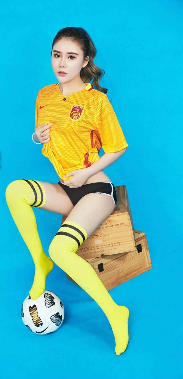 爱丽莎足球宝贝秀完美身材豪乳遮点极致诱惑写真