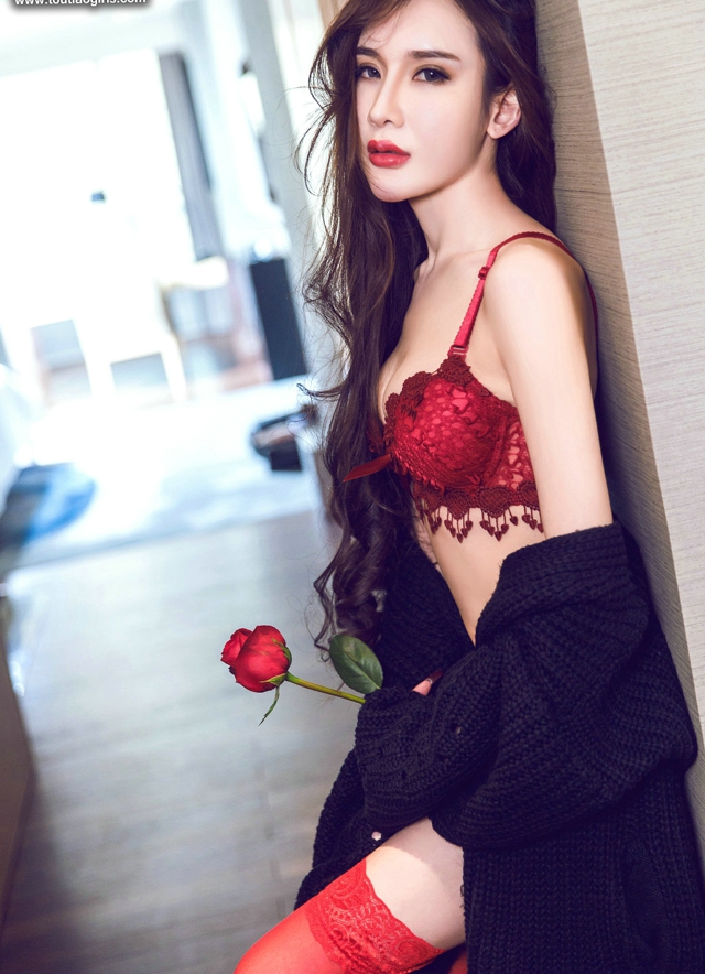嫩模阿依努尔瓦娅性感红色内衣红色蕾丝袜火辣写真