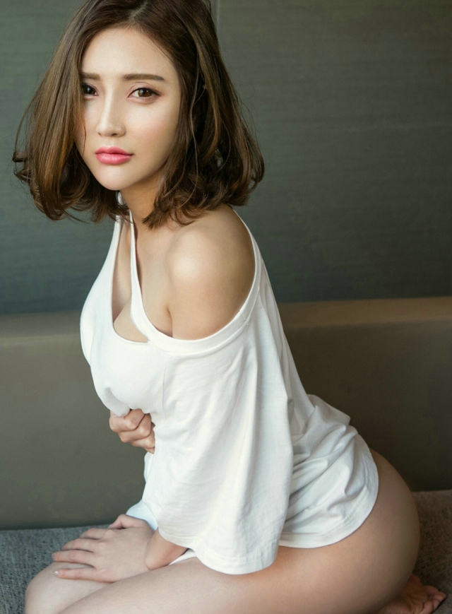 嫩模欣蕾居家沙发上白色丁字裤秀丰满翘臀诱惑写真