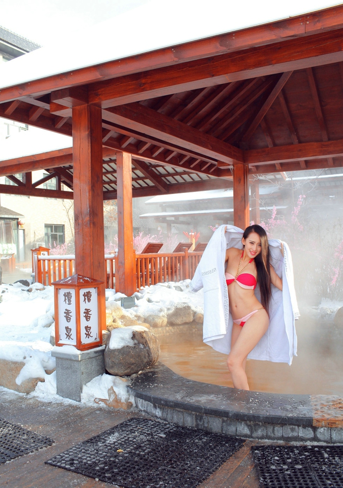 温泉罗婉莹性感比基尼美胸翘臀诱惑迷人细腰写真