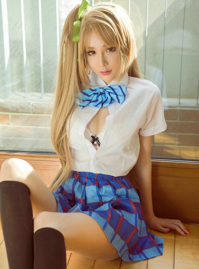 萌琪琪萌颜女神性感内衣秀完美曲线烈火红唇迷人写真