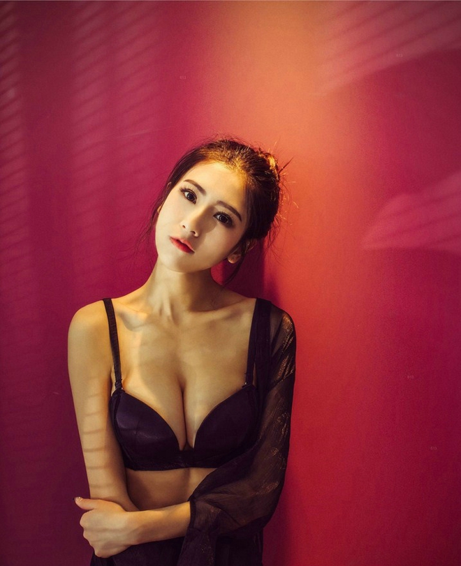 性感yy主播通灵儿童颜大美乳诱惑迷人写真