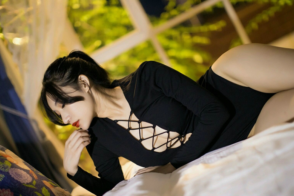 小狐狸Sica开胸衣性感美乳白嫩写真